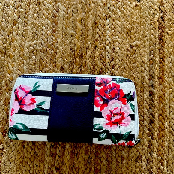Nine West wallet - Picture 1 of 3